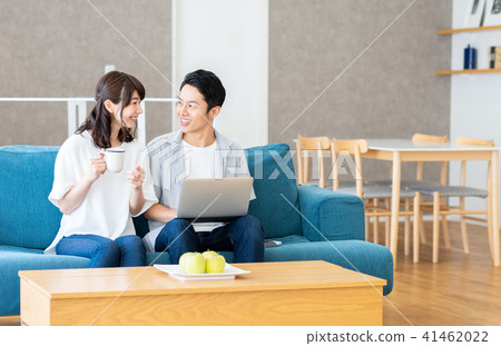 一對年輕夫婦 一對年輕夫婦 41462022