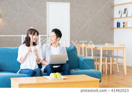 一對年輕夫婦 一對年輕夫婦 41462023