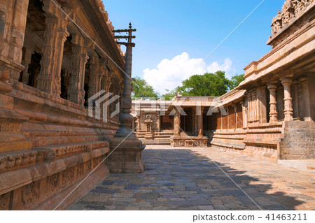 Flagpost and 100 pillar Maha-mandapa  Darasuram 41463211