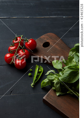 Board with fresh basil, tomatoes and green beans on wooden background 41463528