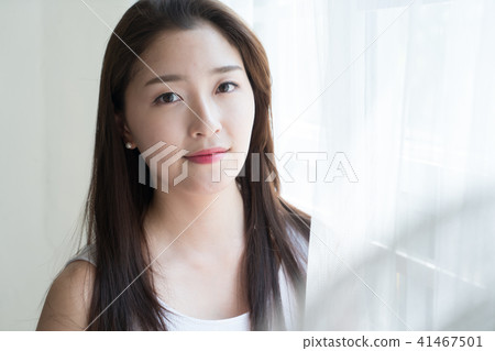 站立在窗口的婦女 41467501