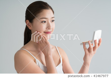 Standing woman 41467977