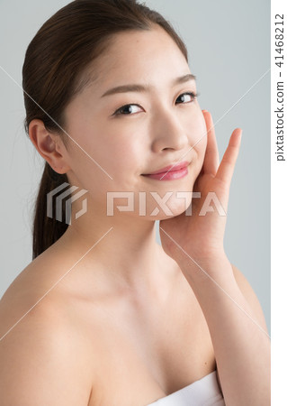 Standing woman Standing woman 41468212