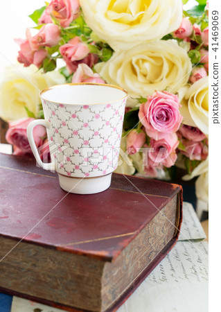 Pink and white blooming roses 41469069