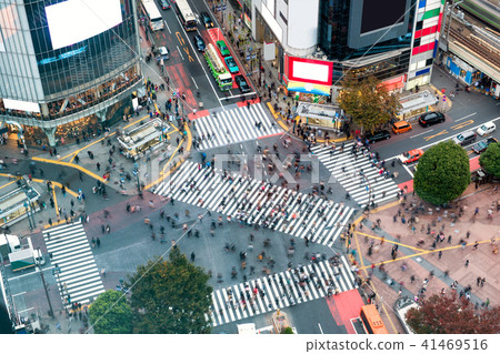 Aerial view of Pedestrians walking across 41469516
