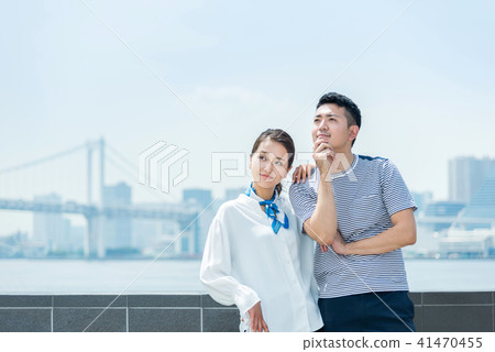 Men and women looking far away (couple, couple, date) 41470455