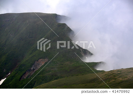 A ridgeline that clouds clouds 41470992