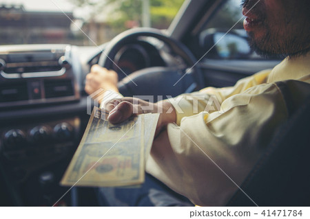 Customer paying for taxi.  41471784