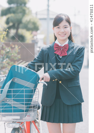 travel to school by car, high school girl, person 41478811