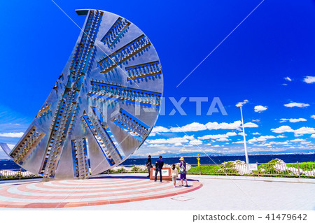 Tourists looking at the huge monument of "Umihotaru" 41479642