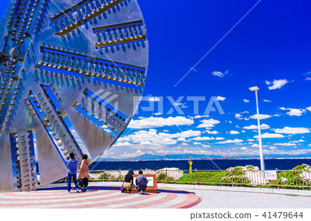 看著“Umihotaru”巨大紀念碑的人們 看著“Umihotaru”巨大紀念碑的人們 41479644