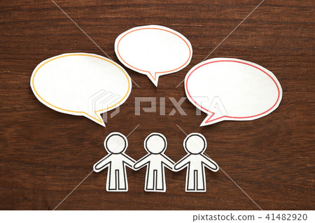 People silhouettes and speech bubbles 41482920