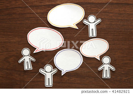 People silhouettes and speech bubbles 41482921