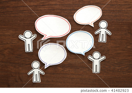 People silhouettes and speech bubbles 41482923