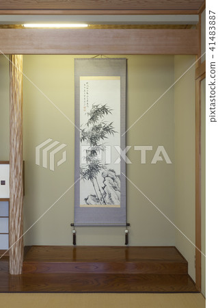 掛在地板上的掛軸 41483887