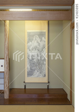 掛在地板上的掛軸 掛在地板上的掛軸 41483895