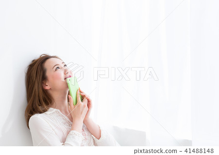 觀看智能手機的婦女 觀看智能手機的婦女 41488148
