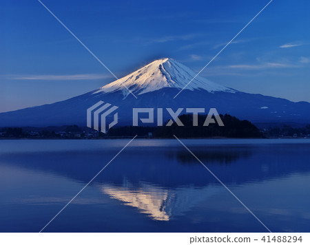 Fuji in early spring of Kawaguchiko 41488294