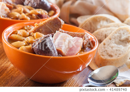 Bowl with fabada asturiana 41489740