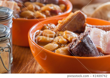 Bowl with fabada asturiana 41489742