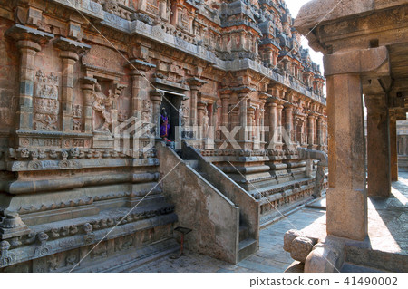 Niches on the north wall, Airavatesvara Temple Niches on the north wall, Airavatesvara Temple 41490002