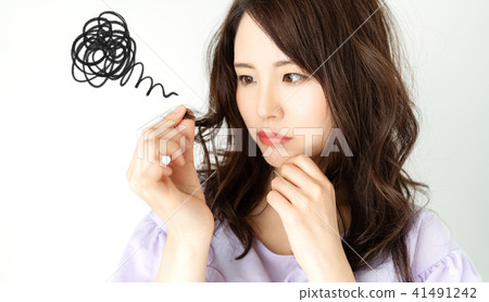 Woman who cares about split ends 41491242
