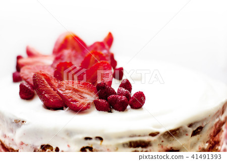 homemade cream cake with strawberries 41491393