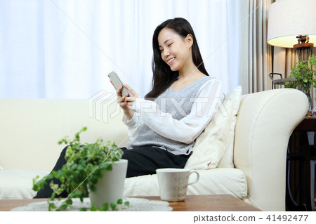 觀看智能手機的婦女 41492477