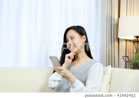 觀看智能手機的婦女 41492482