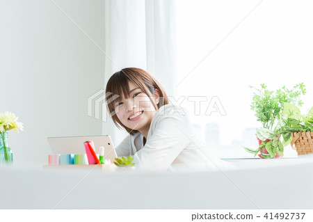 花費休息時間的女商人 花費休息時間的女商人 41492737