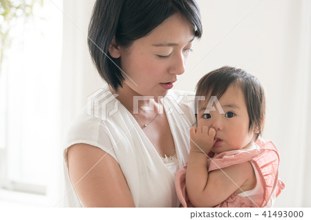 一個年輕的媽媽抱著一個孩子 一個年輕的媽媽抱著一個孩子 41493000