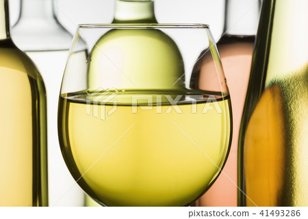 white wine 41493286