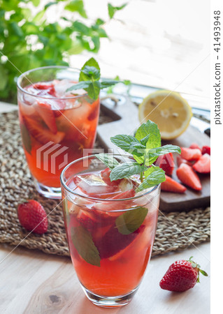 Homemade iced tea with strawberries and mint  41493948