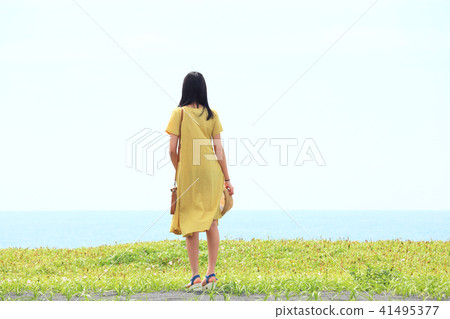 回望大海，一位年輕女士的肖像 41495377