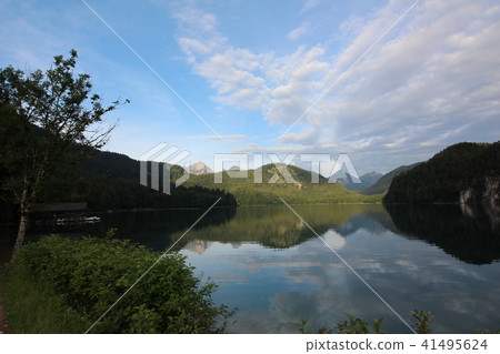 一個安靜的早晨高山湖泊 一個安靜的早晨高山湖泊 41495624