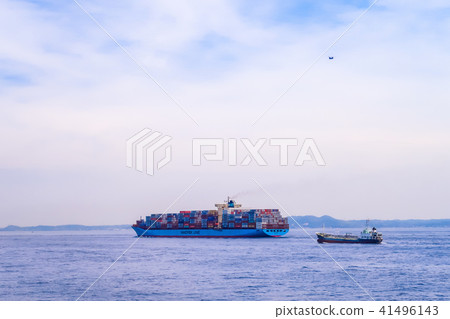 在東京灣的集裝箱船航行 41496143