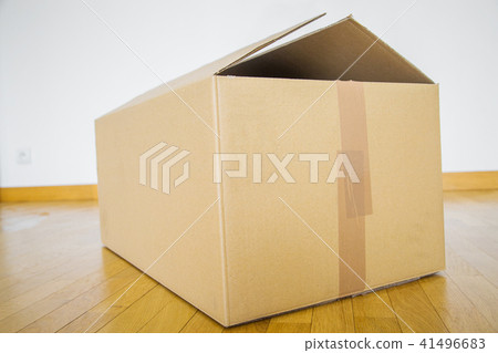 Single cardboard box in room 41496683