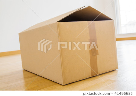 Single cardboard box in room 41496685
