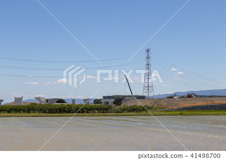 公路建設工地和稻田 41498700