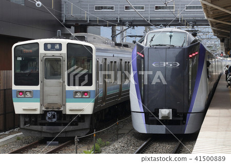 Chuo Line Limited Express Azusa: Series E353 (Kobuchizawa Station) Chuo Line Limited Express Azusa: Series E353 (Kobuchizawa Station) 41500889