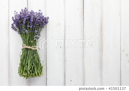 Lavender flowers bouquet on white wooden planks 41501137