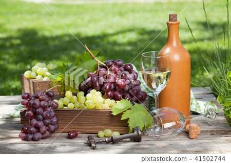 Wine and grape 41502744