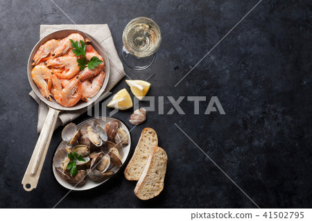 Fresh seafood and white wine. Scallops and shrimps Fresh seafood and white wine. Scallops and shrimps 41502795