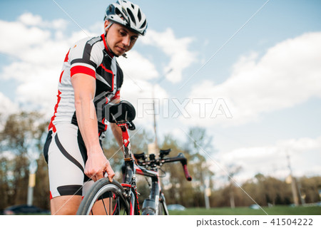 Male cyclist prepares before bike competition 41504222