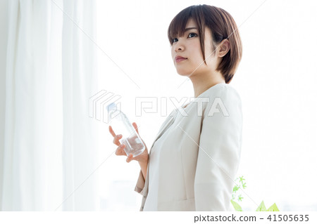 一位年輕的女士休息一下 41505635