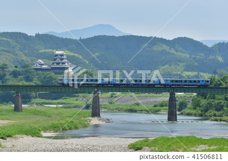 Limited express train crossing Osu castle and bridge 41506811