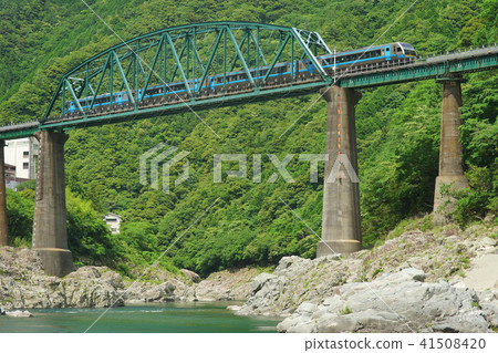 2000 series crossing Oboke gorge 2000 series crossing Oboke gorge 41508420