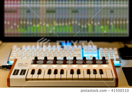 midi keyboard, audio signal level on screen 41508510