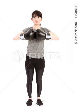 一個女人在拳擊手的大小出汗 41508618