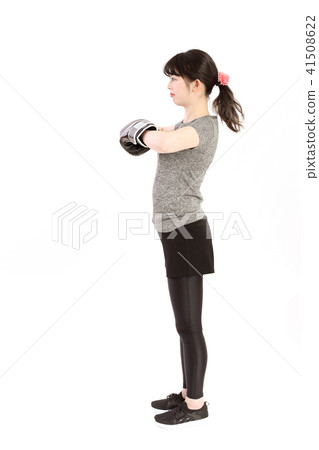 一個女人在拳擊手的大小出汗 一個女人在拳擊手的大小出汗 41508622